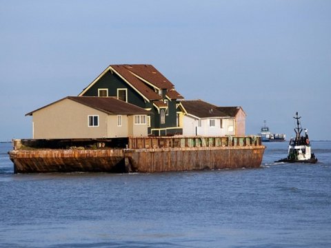 105 yaşlı evi gəmi ilə başqa şəhərə daşıdılar
