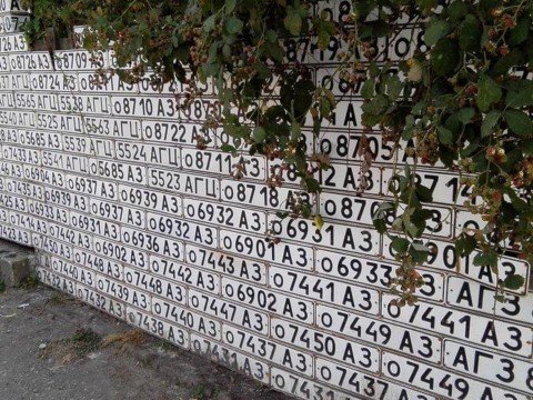 Kəlbəcərdə Azərbaycan maşın nömrələrindən ibarət divar aşkar olundu - FOTO