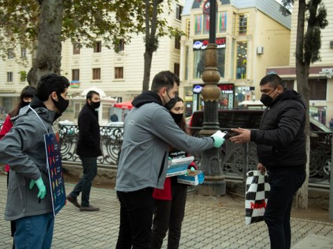 Gəncədə sakinlərə tibbi maskalar paylanılıb - FOTO  