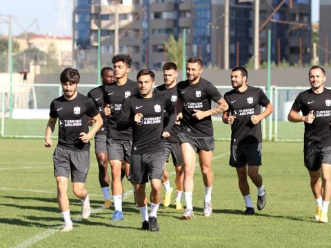 “Neftçi”nin baş məşqçisi və daha 4 futbolçusu koronavirusa yoluxdu