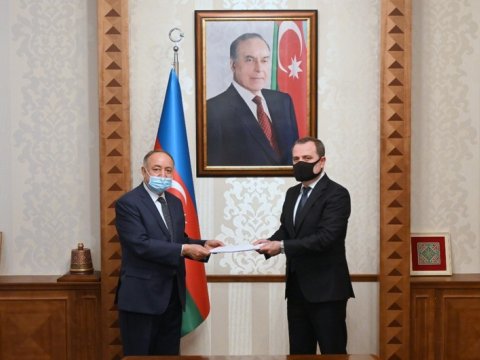 Ceyhun Bayramov yeni səfirin etimadnaməsinin surətini qəbul etdi