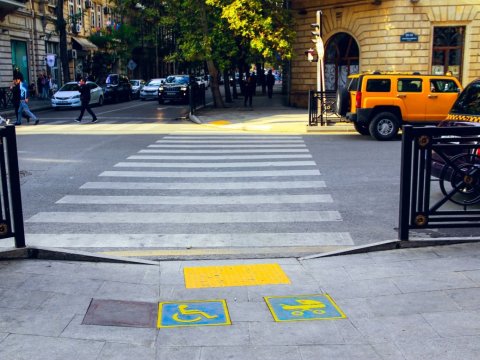 Bakıda əlillərin hərəkəti üçün 2200-dən çox pandus quraşdırılıb - FOTOLAR