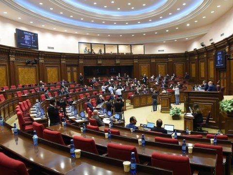 Daha bir deputat mandatından imtina edir - Paşinyana görə