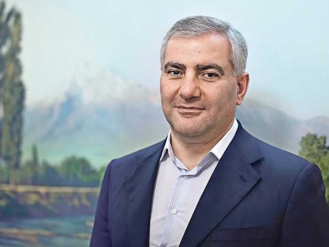 Dünyanın ən varlı ermənisi Paşinyanı istefaya SƏSLƏDİ