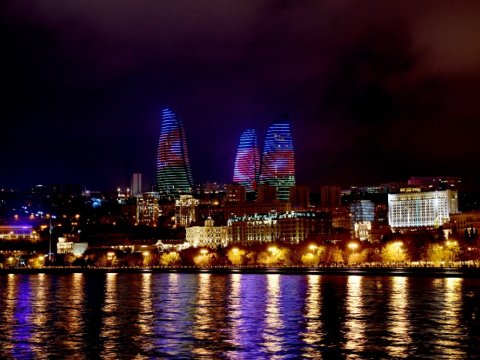 Bakıda bu yerlər Azərbaycan bayrağı ilə işıqlandırıldı - FOTO