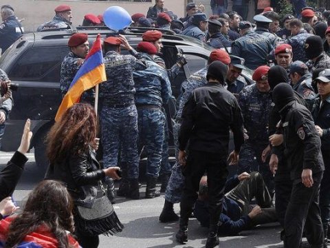 Yerevanda Paşinyanın istefası təbəilə mitinq keçirilir