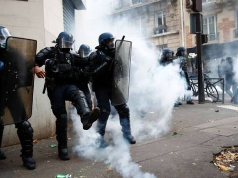 Parisdə gərginlik - etirazçılar polisi daşa tutdu