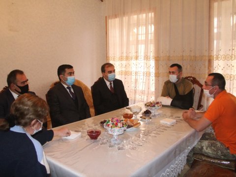 Niyazi Bayramov qaziləri ziyarət edib - FOTOLAR
