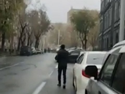 Yerevanda Paşinyanın maşınına yumurta atdılar - VİDEO