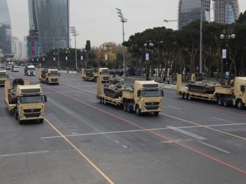 Zəfər paradında artilleriya silahları nümayiş olundu