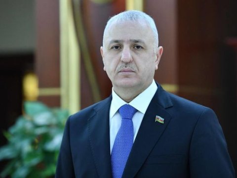 Heç kim yaxasını kənara çəkməməlidir