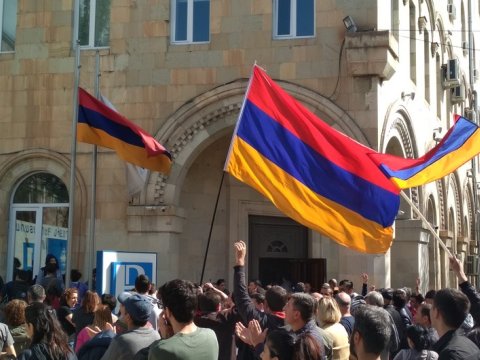 Ermənistanda etirazçılar Müdafiə Nazirliyinə gedən yolu BAĞLADILAR