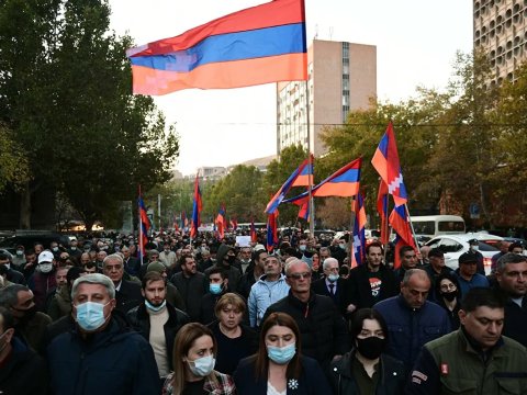 Yerevanda “Ləyaqət marşı” – saxlanılanlar var