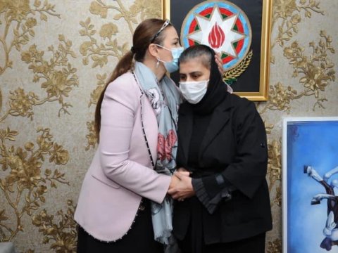 Qənirə Paşayeva şəhidlik müavinətini Orduya köçürən ana ilə görüşdü - FOTO