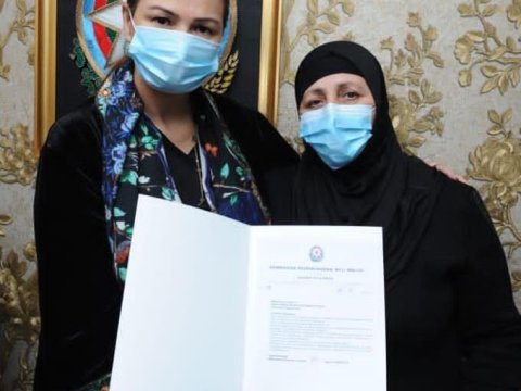 Qənirə Paşayeva 2 oğlunu şəhid verən ana ilə görüşüb