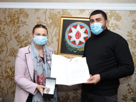 Qənirə Paşayeva Qarabağda döyüşən müğənni ilə görüşdü - FOTO