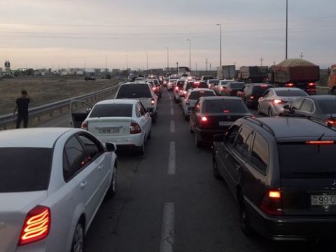 Postlardan icazəsiz keçmək istəyən 203 maşın geri qaytarıldı