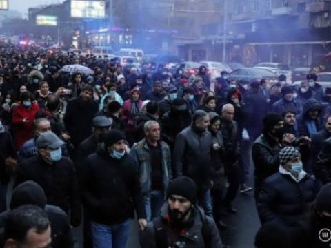 İrəvanda Paşinyan əleyhinə növbəti yürüş