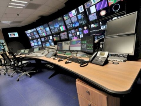 Müğənniləri ekspert qismində danışdırır, xəbərlərdə aforizmlər səsləndirir - Müharibə dövrünün TELEKANALLARI 