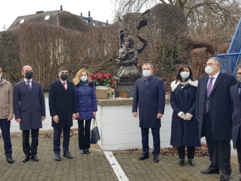 Ceyhun Bayramov Xurşidbanu Natəvanın abidəsini ziyarət etdi - FOTO