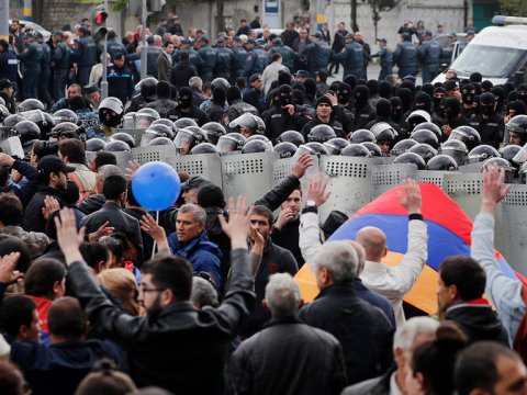 Paşinyana ULTİMATUM: Hakimiyyəti 18:00-a kimi təhvil ver!