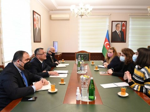 “Qaçqınkom” sədri BQXK-nin Azərbaycan nümayəndəliyinin rəhbərilə görüşüb