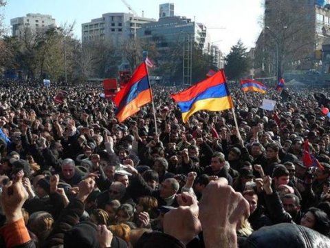 Paşinyanın istefasını tələb edənlərin sayı azalır