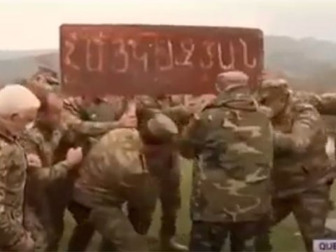 Prezident erməni dilində olan lövhəni belə sökdürdü - VİDEO