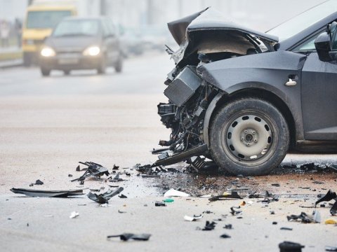 Bakıda minik avtomobili sərnişin avtobusuna çırpıldı