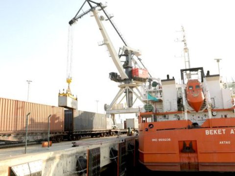 Qitələri birləşdirən növbəti qatar Bakı limanına çatıb
