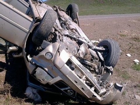 Beyləqanda “Nissan” körpüdən aşdı