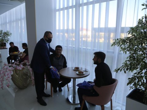 Vitse-spiker yaralı əsgərlərlə görüşdü