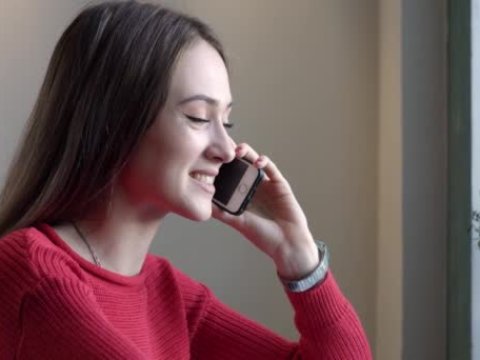 Azərbaycanda qadınların 70,8 faizi telefon telefon işlədir