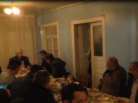 Oğluna toy etmək istəyən ata və qohumlar polisə aparıldı