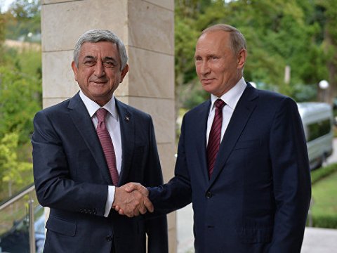 Putin Ermənistanda 4 şəxsin Yeni İlini təbrik etdi