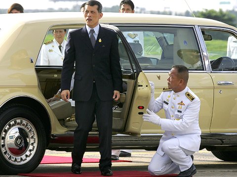 Qalmaqallı kralın əcaib vərdişləri - General və onun cangüdən arvadı 