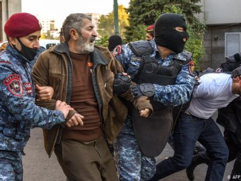 İtkin düşən hərbçilərin yaxınları Yerevanda aksiya keçirdi