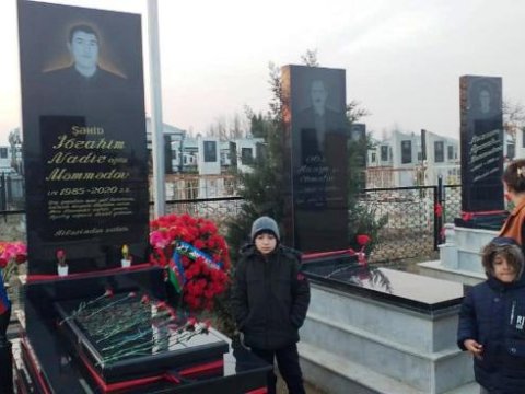 Goranboyun icra başçısı şəhidlərin məzarını ziyarət edib - FOTOLAR