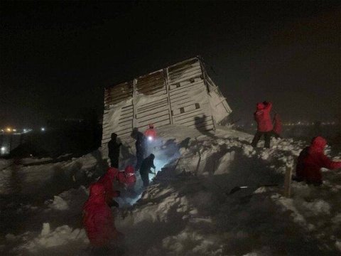 Norilskdə qar uçqununun altından 4 nəfər sağ çıxarıldı