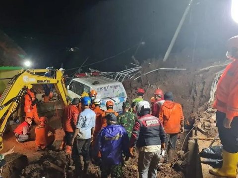 Yava adasında torpaq sürüşməsi 11 can aldı
