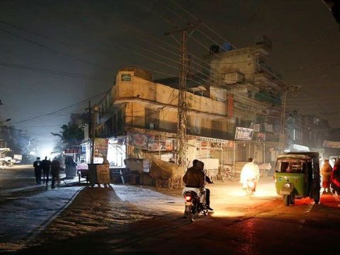 Bütün Pakistan ərazisi qaranlığa büründü 
