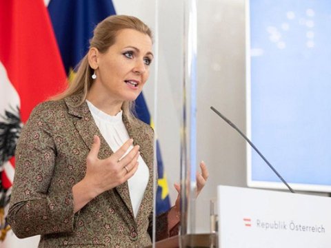Qadın nazir plagiat ittihamına görə istefa verdi