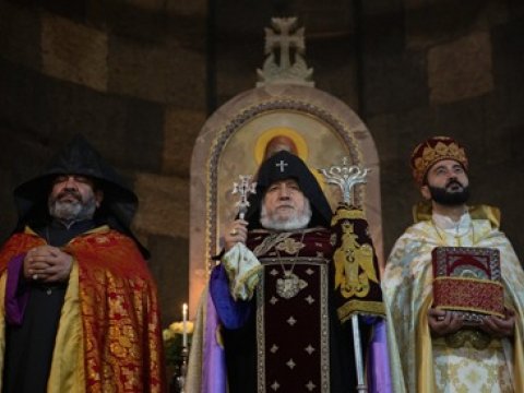 Bütün ermənilərin katolikosu Putinə təşəkkür etdi