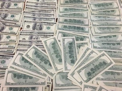 Gizlicə dollar satan vəzifəli şəxslər tutuldu