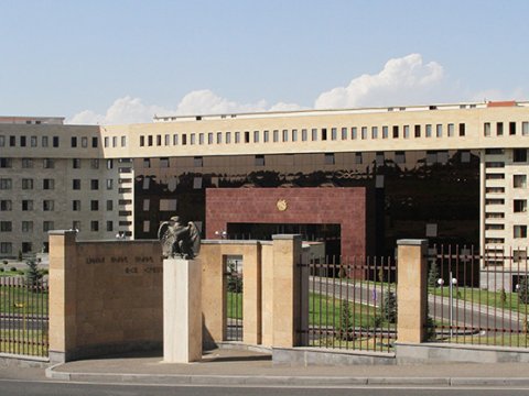 Oğlu itkin düşən erməni maşınını nazirliyin darvazasına çırpdı