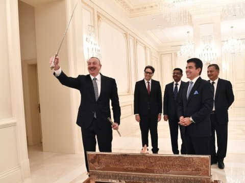 Qələbə münasibətilə Prezidentə hədiyyə verildi - FOTOLAR