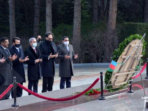 İCESCO-nun Baş direktoru Şəhidlər xiyabanını ziyarət edib