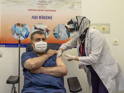 Türkiyənin səhiyyə nazirinə də peyvənd vuruldu
