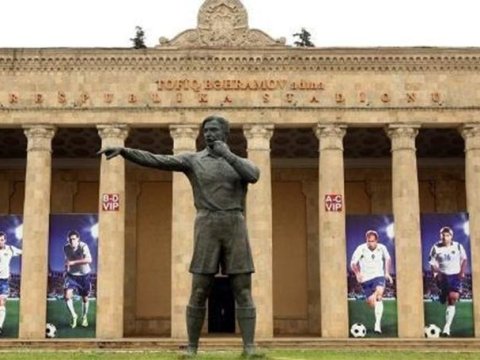 Tofiq Bəhramovun heykəli niyə cilalanıb?