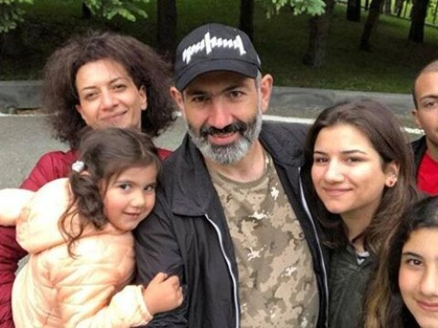 Paşinyanın ailəsi Moskvada mənzil axtarır